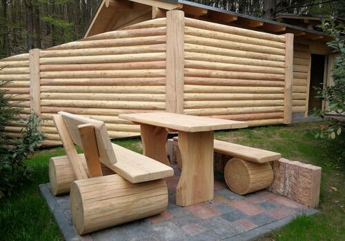 Sichtschutzzaun in Lärche und Gartenmöbel in Naturstamm