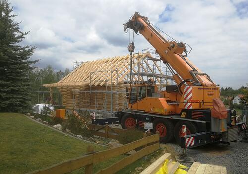 Montage eines Blockhaus mit Autokran