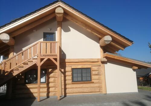 Bei diesem Haus gibt es eine Außentreppe. Das OG kann somit unabhängig bzw. getrennt vom EG genutzt werden