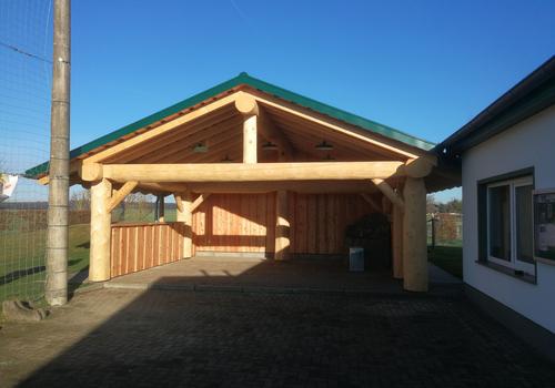 Carport in Naturstamm