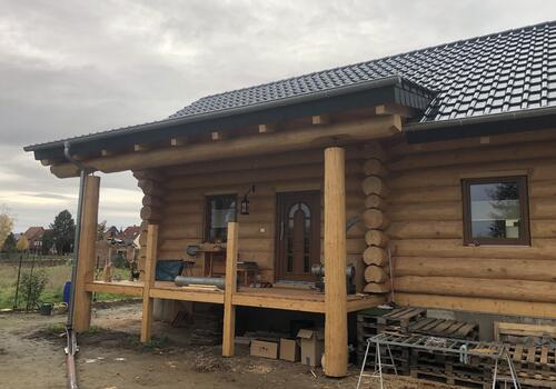 Blockhaus "Weekener II" - Im Unterschied zu "Weekender I" gibt es hier die große überdachte Terrasse vor der Haustür