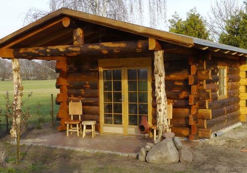 Gartenblockhaus Whitefish Creek mit verlängertem Dach im Eingangsbereich DIE BLOCKHAUSBAUER in Sachsen