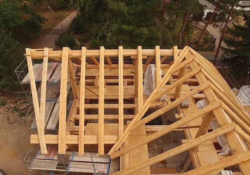 Schiffsgiebel (Flugsparren) in Rundstamm an Naturstammhaus