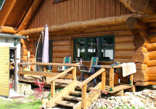 Die Blockhausbauer - Naturstamm - Blockhaus mit kleiner Terrasse