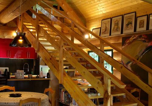 Treppe in einem Blockhaus