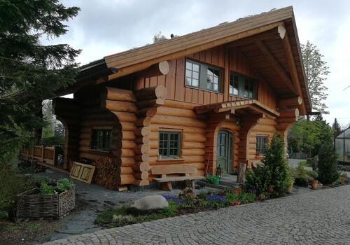 Der Giebel des Blockhaus ist in Lärche verkleidet