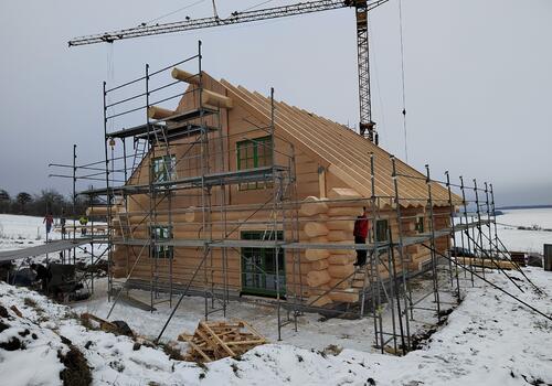 Naturstammhaus mit First- und Mittelpfetten