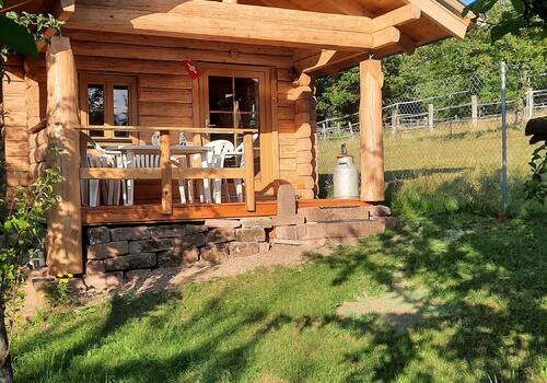 Halbstamm-Blockhaus nach Montage