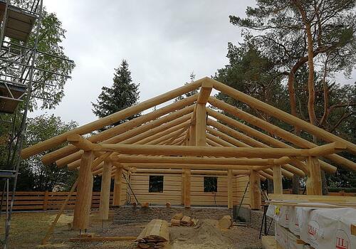 Das Post & Beam - Carport hat auch Sparren in Rundstamm