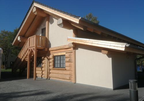 Außentreppe an einem Post & Beam Blockhaus. Dadurch ist eine separate Nutzung des OG möglich.