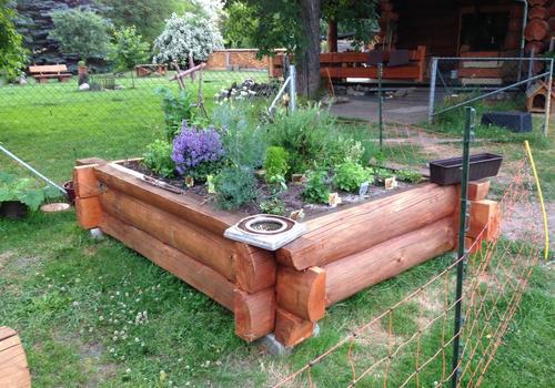 Die Blockhausbauer - Auch für ein Hochbeet im Garten eignet sich der Halbstammblockhausbau