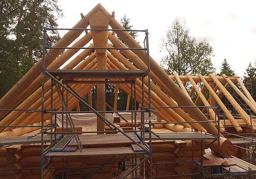 Naturstammsparren an Blockhaus