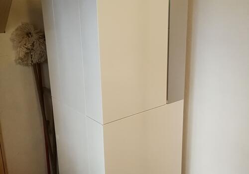 Eine Erdgastherme (Anlagentechnik) in einem Blockhaus braucht nur 1,5qm Platz