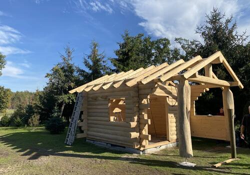 Halbstamm Blockhaus mit Vordach