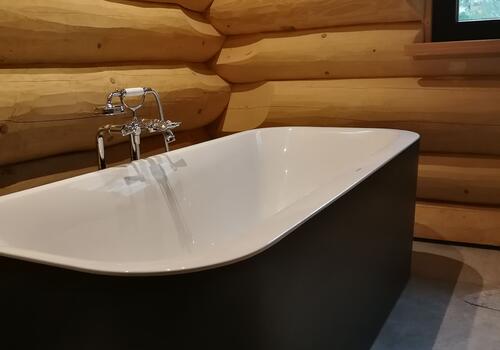 Freistehende Wanne im Blockhaus