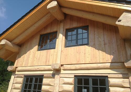 ... und hier mit einer Boden-Deckel-Schalung in Lärche verkleidet ...