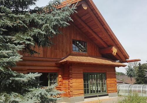Flugsparren eines Schiffsgiebel in Rundholz an einem Naturstammhaus