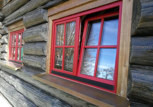 Blockhaus "Weekender I" - Das Holz ist absichtlich mit einem Naturöl in AntikWood gestrichen und sieht dadurch uralt aus