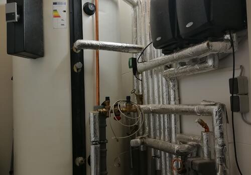 Anlagentechnik einer Luft-Wärme-Pumpe...