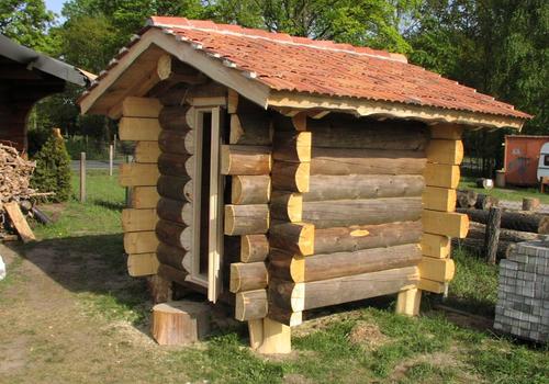 Die Blockhausbauer - Ziegeldach auf einer Halbstammsauna