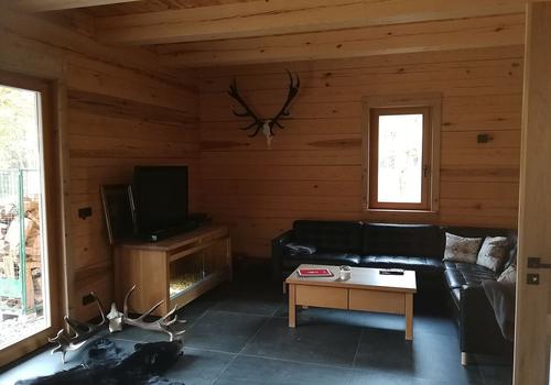 Wohnzimmer im Naturstammhaus "Pine Hunting Lodge" | DIE BLOCKHAUSBAUER in Sachsen