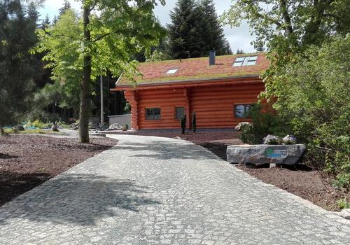 Die Blockhausbauer - Blockhaus mit Gründach in traumhafter Lage