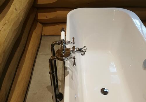 Blockhaus mit freistehender Wanne im Bad