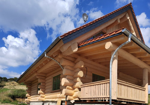 Naturstammhaus Bridger Ansicht vorn links