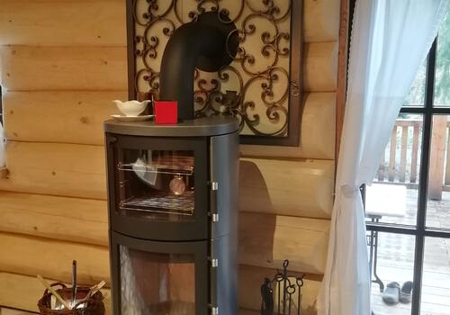 Kamin in einem Blockhaus