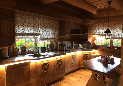 Küche in einem Naturstammhaus