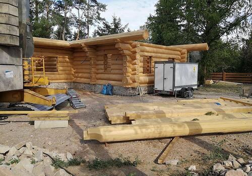 Montage Naturstammblockhaus mit L-Grundriss