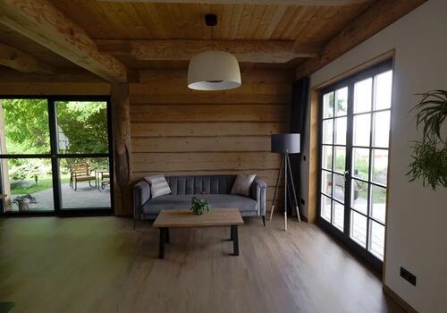 Post & Beam Blockhaus Blackfoot_Blockwand im Wohnzimmer