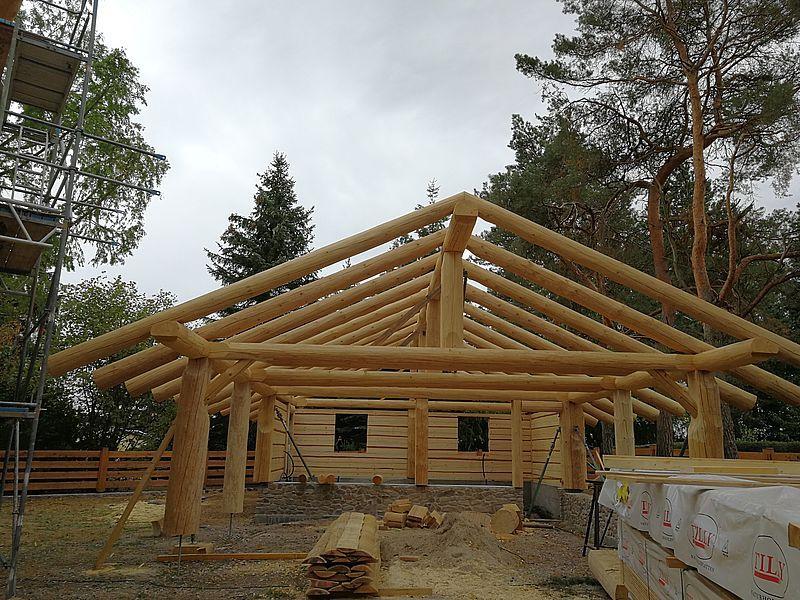 Carport in Naturstamm mit Sparren in Rundholz