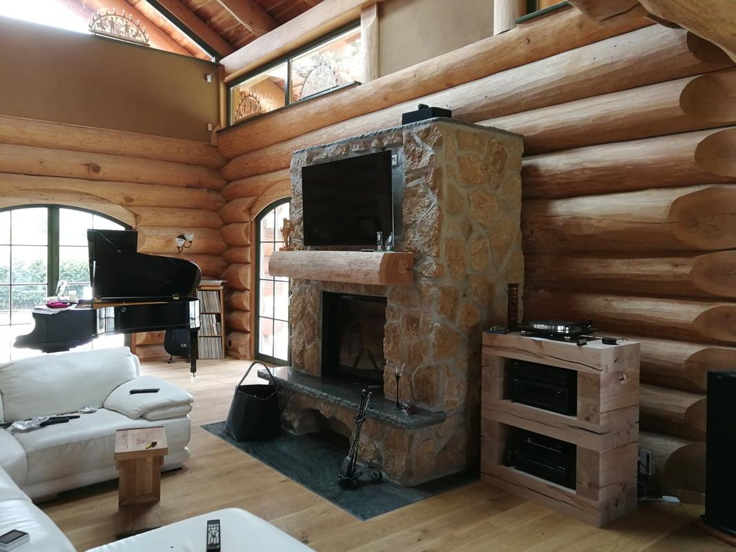 Kamin in einem Blockhaus