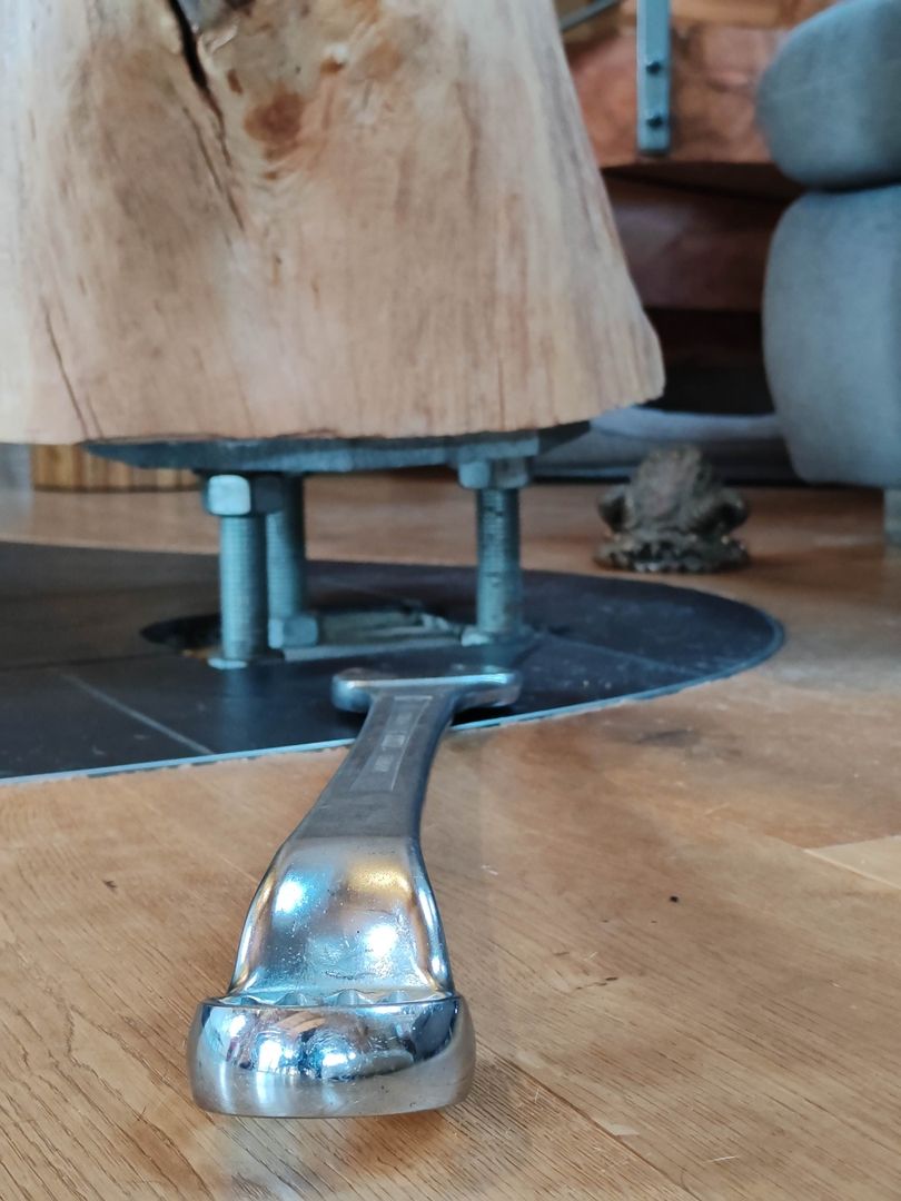 Naturstammsäule auf verstellbarem Spindelfuß zum Ausgleich der 8 % Setzung im Blockhaus.